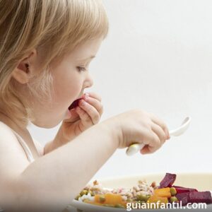 ¿Cómo ayudar a un nino de 2 anos a comer solidos?