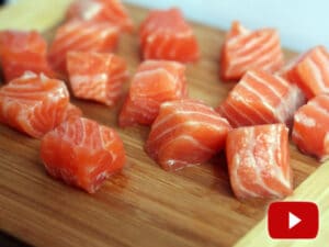¿Cómo se come el salmon crudo?