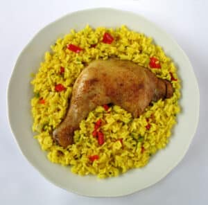 ¿Cómo se dice un arroz de pollo o arroz con pollo?