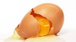 ¿Cuándo las yemas de los huevos se pegan a la cascara?