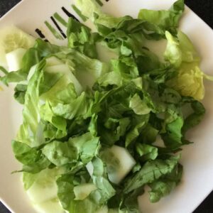 ¿Cuántas calorias tiene 100 gramos de ensalada de lechuga?