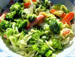 ¿Cuántas calorias tiene un plato de ensalada de verduras?