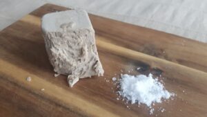 ¿Qué hace la sal a la levadura?