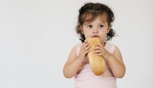 ¿Qué pasa si mi bebe come mucho pan?