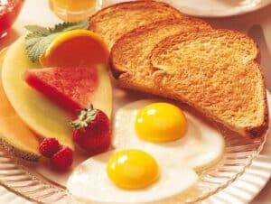 ¿Cómo se come el huevo en el desayuno?