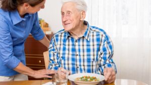 ¿Qué dar de comer a una persona con alzheimer?