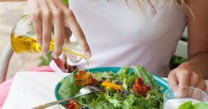 ¿Qué nutrientes se obtienen de cada alimento de la ensalada?