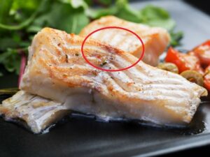 ¿Qué pasa si como pescado mal cocido?
